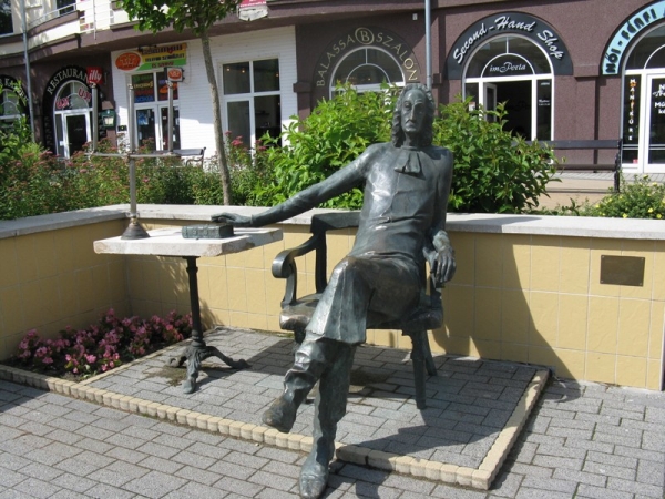 Скульптура Профессор в Шиофоке на главной площади. Трансфер из аэропорта Будапешт в Шиофок - лучшая цена. Шиофок(Siofok) - курортная столица южного берега Балатона