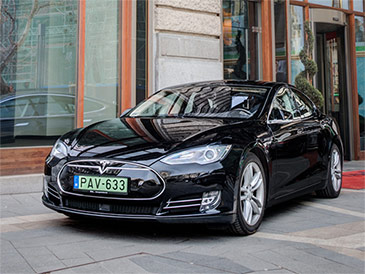 Tesla. VIP туризм в Венгрии: бизнес поездки, премиум встречи в аэропорту, аренда автомобиля Люкс с водителем