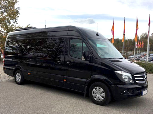 VIP автобус Mercedes Benz Sprinter Luxury. VIP туризм в Венгрии: бизнес поездки, премиум встречи в аэропорту, аренда автомобиля с водителем