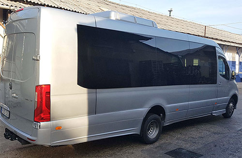 Автобус Mercedes Benz Sprinter для группы до 22 пассажиров в Будапеште. Трансфер из аэропорта и в аэропорт. Почасовая аренда автобуса в Будапеште. Аренда автобуса для частных и корпоротивных мероприятий в Будапеште. Доставка сотрудников и гостей к месту проведения бизнес-встреч, конференций, торжественных выездных мероприятий