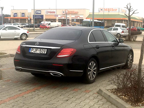 VIP туризм в Венгрии. Бизнес трансфер на Mercedes Benz E class в Будапеште. Аренда бизнес автомобиля с водителем в Будапеште. VIP трансферы в Венгрии. Автомобили представительского класса