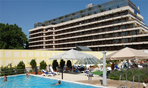 4* Данубиус Хилт Спа Ресорт Остров Маргит - Danubius Health Spa Resort Margitsziget SUPERIOR (Thermal). В гостинице оборудован лучший в Европе лечебно-оздоровительный и велнес-центр с бассейнами, а также с целебными купальнями, наполненными природной, насыщенной минеральными солями водой из местных термальных источников.