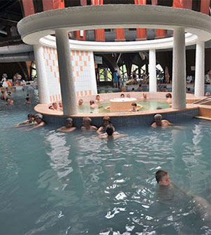 Термальный курорт и водолечебница Залакарош (Zalakaros). включает в себя 25 бассейнов и является одним из самых больших лечебно-оздоровительных центров страны