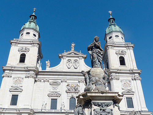 Собор Святого Петра (Salzburger Dom): кафедральный собор, построенный в барочном стиле, является одним из наиболее важных христианских святынь в Австрии. Автобусный тур из Будапешта в Зальцбург. Достопримечательности Австрии. Обзорная экскурсия по Зальцбургу на русском языке