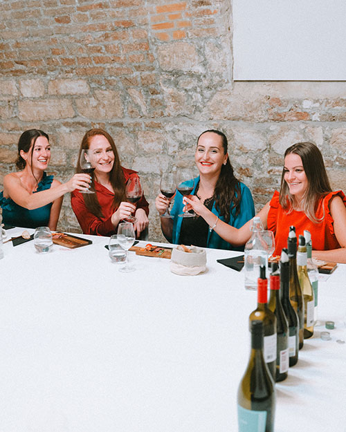 дегустация вина в Будапеште под руководством опытного сомелье. Sommelier-led Wine tasting in Budapest. Best wines for tasting. Hungarian wines for tasting
