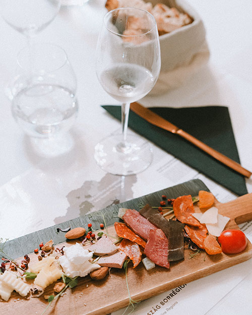 Венгерские вина разных сортов и от разных регионов. Sommelier-led Wine tasting in Budapest. Best wines for tasting. Hungarian wines for tasting