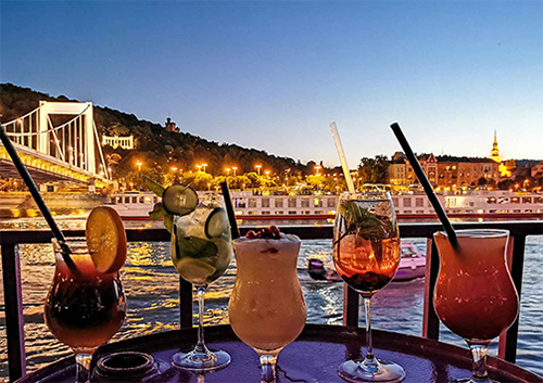 Романтический вечер на теплоходе. Круиз по Дунаю на кораблике и 3 коктейля. Билет включает 3 коктейля на выбор. Романтические виды Будапешта с борта теплохода. Вечерний Будапешт. Круизный теплоход. Программы в Будапеште. Водные прогулки