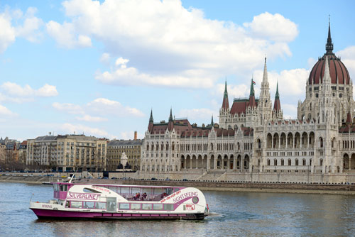 Круиз и неограниченное количество напитков 85-минутный круиз круиз по Дунаю в Будапеште. Билет включает неограниченное количество пива и легких напитков. Романтическая прогулка по Дунаю в Будапеште.