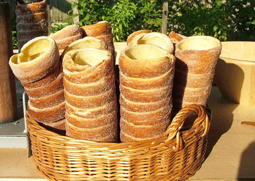 Кюртошкалач - с корицей. Фастфуд в Будапеште: лангош, кюртошкалач, хурка. Гастротур в Будапеште. Венгерская уличная еда. Экскурсия - гастрономический тур на русском языке в Будапеште