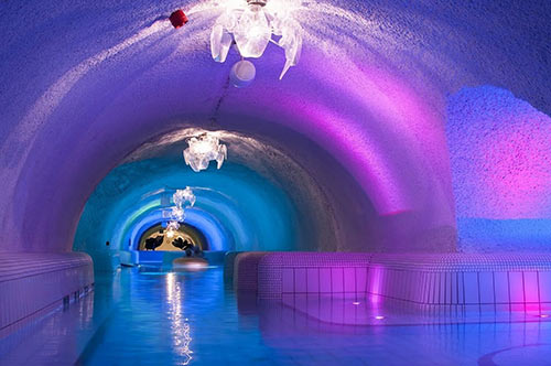 Уникальный купально развелкательный комплекс рядом с Эгером. Пещерная купальня Демьен находится в окрестности Эгера. Купание в Пещерах. Экскурсия из Будапешта на русском яызке.