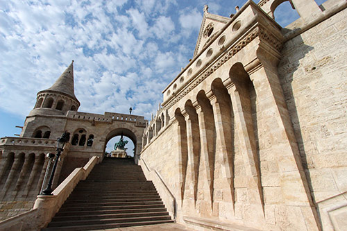 Рыбацкий бастион - архитектурное сооружение на Крепостном холме в Буде, одна из достопримечательностей венгерской столицы. Рыбацкий бастион в Будапеште