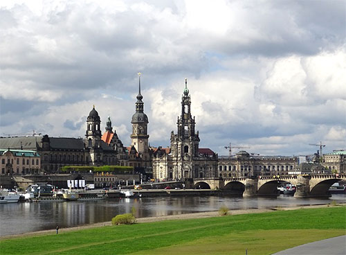 Достопримечательности Дрездена.  "Брюльская террасa" или так называемый "балкон Европы", набережная реки Эльба 