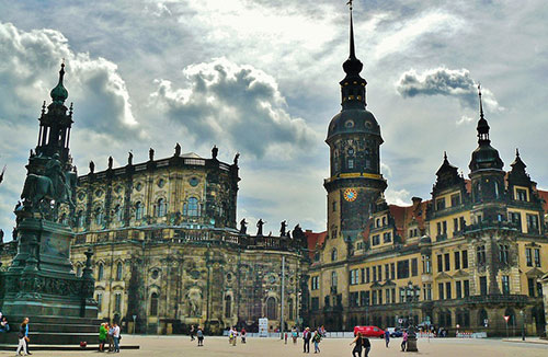Достопримечательности Дрездена.  Историческая площадь в центре Старого города Дрездена, на которой находятся на которой расположены Кафедральный Собор Хофкирхе, Дрезденский замок, Высший Земельный Суд, памятник Фридриху Августу I. Автобусный тур из Будапешта в Дрезден.