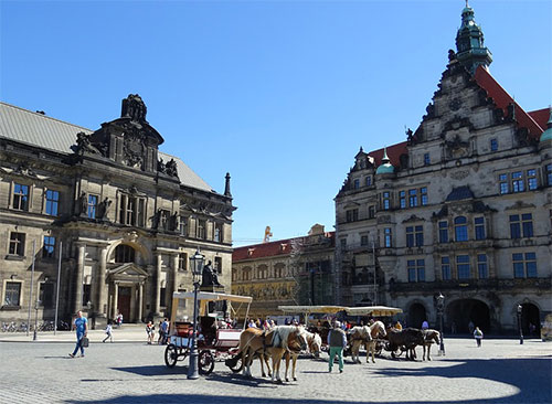 Одним из красивейших зданий Дрездена является Королевский замок. Автобусный тур из Будапешта в Дрезден. Достопримечательности Дрездена. 