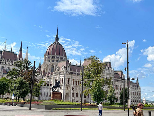 Достопримечательности Будапешта.  Великолепный Парламент. Набережная Дуная в Будапеште.