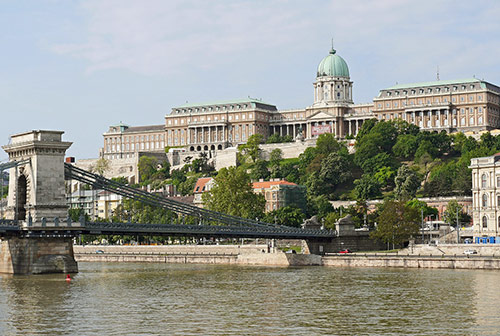 Самые главные достопримечательности Будапешта. Набережная Дуная в Будапеште. Королевский дворец в Буде. Цепной мост Сечени.