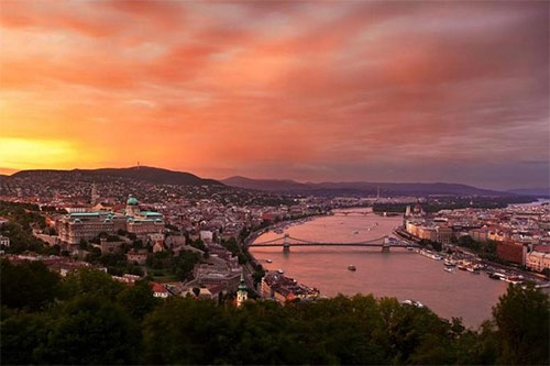 Budapest Aircruise sightseeing flights. Book a Aircruise - Flight above Budapest. Flying to the gate of the Danube bend