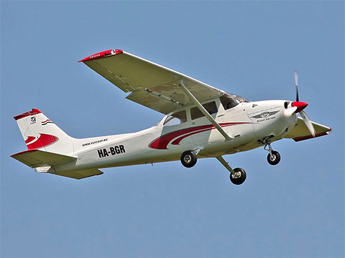 Cessna C-172 Diesel. Budapest sights Air Cruise. Book a Aircruise - Flight over the Budapest