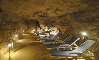 Карстовая пещера (спелеопроцедуры) Благодаря особенному микроклимату пещеры и чистейшему воздуху уже несколько десятилетий здесь успешно лечат больных бронхиальной астмой, аллергическими заболеваниями, бронхитом и другими заболеваниями дыхательных путей