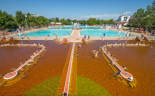 Hajduszoboszlo thermal swimming pools is one of the many tourist attractions to be found in Hungary. The cheap airport transfers from Budapest airport to City or Hotel