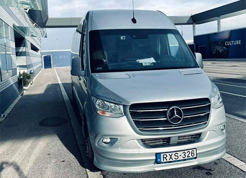 Автобус Mercedes Benz Sprinter для группы до 22 пассажиров в Будапеште. Трансфер из аэропорта и в аэропорт. Почасовая аренда автобуса в Будапеште. Аренда автобуса для частных и корпоротивных мероприятий в Будапеште: деловые поездки, экскурсии, перевозка делегаций. Междугородние перевозки из Будапешта