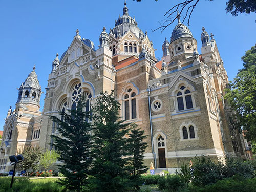Must see attractions in Szeged: New Synagogue, Reok Palace, Votive Church Exhibition Centre, Serbian Orthodox Church, Grof Palace, Ferenc Mora Museum. Booking the Budapest airport transfer to the hotel. Click here to book your airport transfer