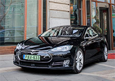 Трансфер из аэропорта Будапешта на электромобиле Тесла. Tesla в Будапеште.