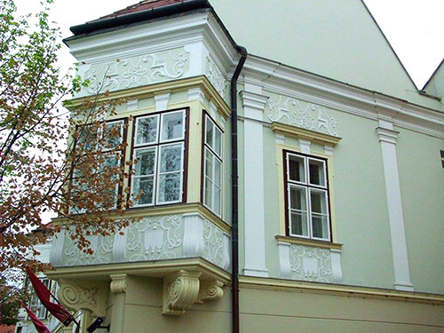 Балкончин в Дьёре. Дьёр - город балкончиков. Трансфер Будапешт - Дьёр. Заказать трансфер из аэропорта в Дьёр. Заказать машину.