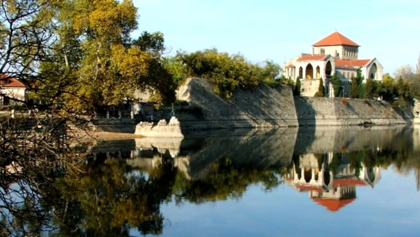 Заметки о Венгрии. Город Тата. Старое озеро (Öreg-tó). Замок Тата - Дворец графов Эстерхази. Достопримечательности Венгрии, главное о Венгрии, экскурсии на русском