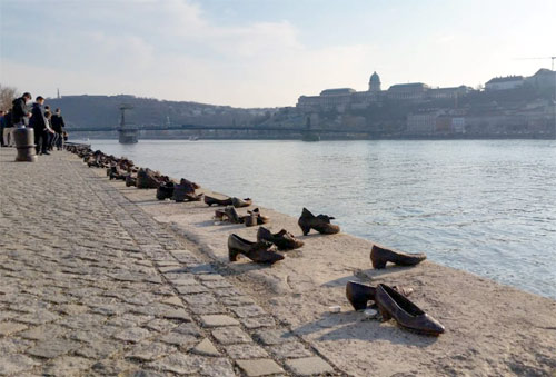 Best Budapest walking tour. Visit famous Budapest sites. Sightseeing, History & Cultural Heritage Tour. Jewish memorial on Danibe bank.