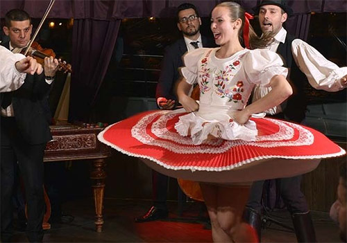 Теплоходная прогулка по Дунаю с ужином и фольклорной программой. Речной круиз в Будапеште.