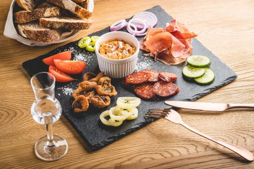 Palinka Experience Budapest- Taste the Hungarian Spirit! Visiting the one and only Palinka Experience and Bar. Budapests nightlife. Tasting new drinks
