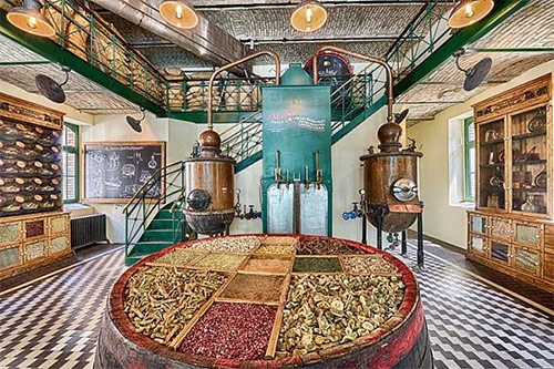 Hungaricum Tour in Budapest. Visiting the one and only Palinka Experience and Bar, UNICUM House, HEREND Palace. Tasting new drinks