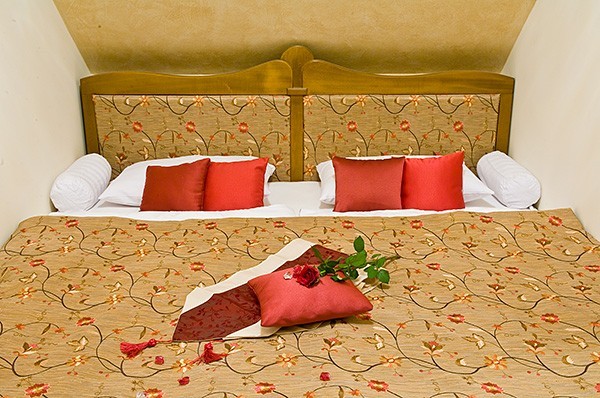   - Hotel Amira 4*.   .     .