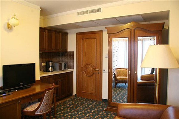   - Hotel Amira 4*.   .     .