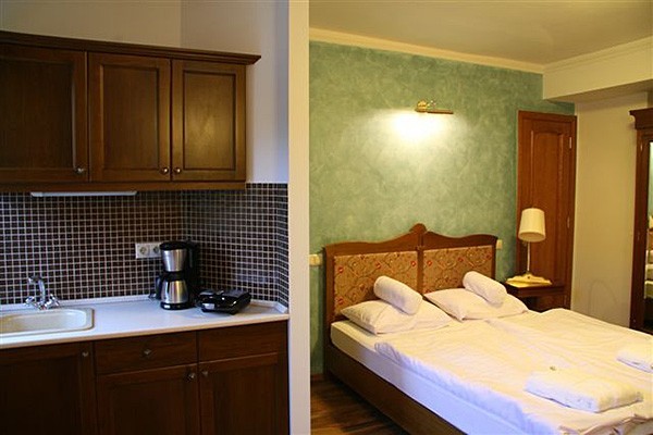   - Hotel Amira 4*.   .     .
