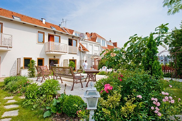   - Hotel Amira 4*.   .     .
