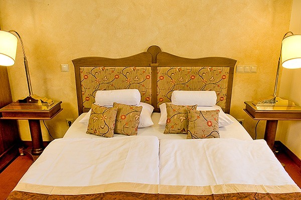   - Hotel Amira 4*.   .     .