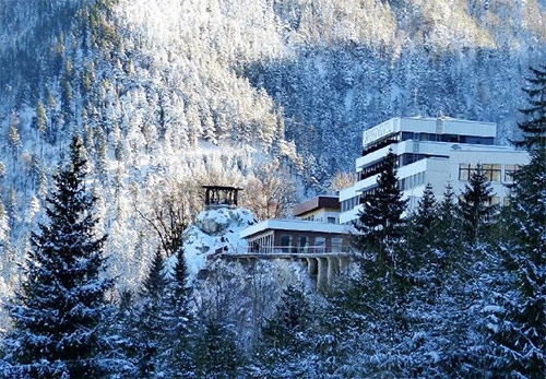 The Zauberberg Semmering offers a variety of hiking and walking tracks in the region "Wiener Alpen". VIP & Premier Transfers by first class Luxury vehicles covering all Austria